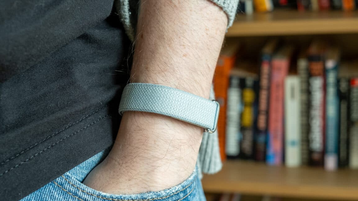 Fitbit Air impresses as a wearable, but its AI coach overshares.