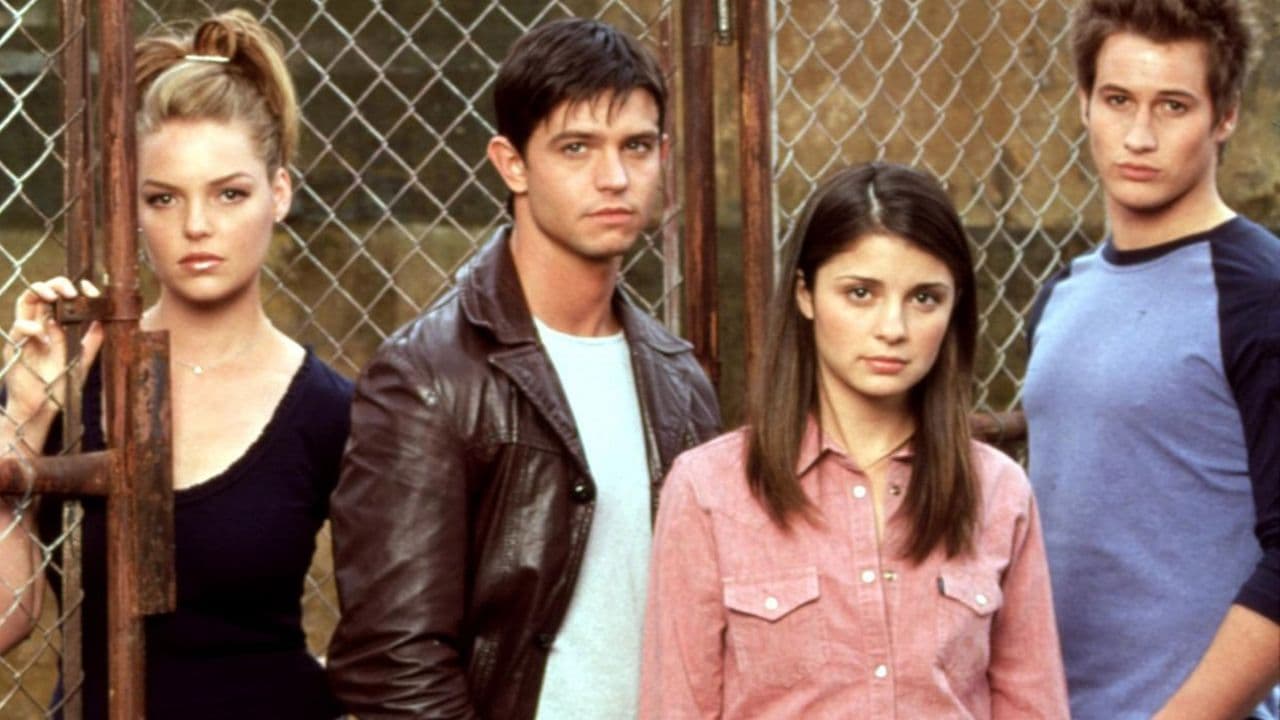 One of my favorite WB dramas is like if 'Twilight' and 'Dawson's Creek' had an alien baby — and it's streaming free on Tubi