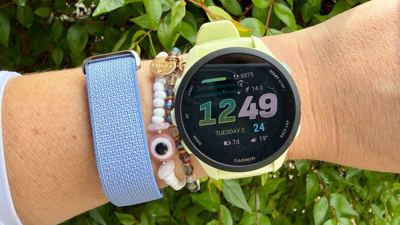 Testing the $99 Fitbit Air against Garmin Forerunner 70 during my run