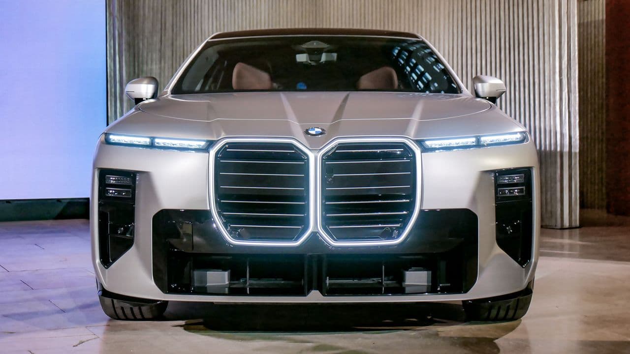 I saw the all-new 2027 BMW 7 Series and it does away with the traditional driver's display for something completely different