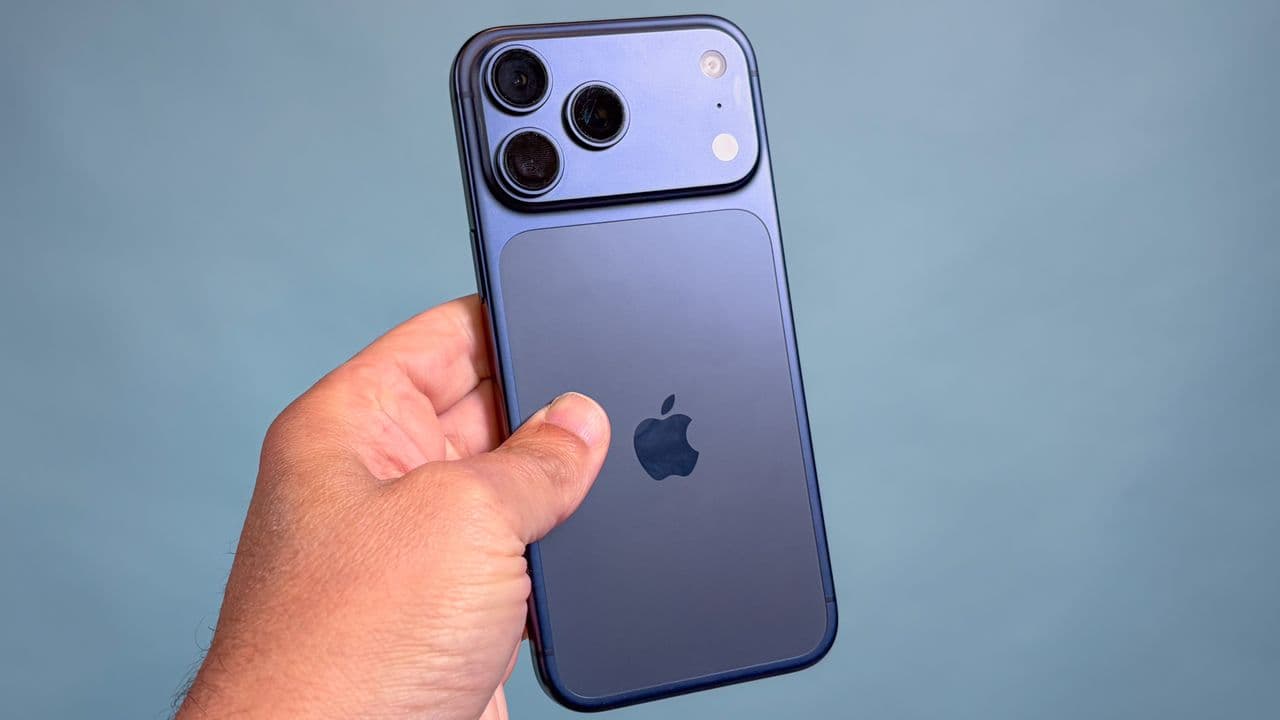 EU is mandating 'readily removable' batteriesfor phones — but iPhones may be exempt