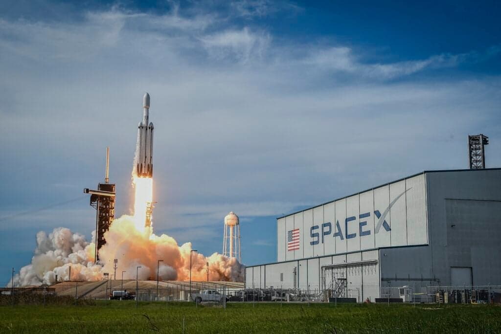 Warren Seeks Last-Ditch Delay to SpaceX's Impending Public Offering