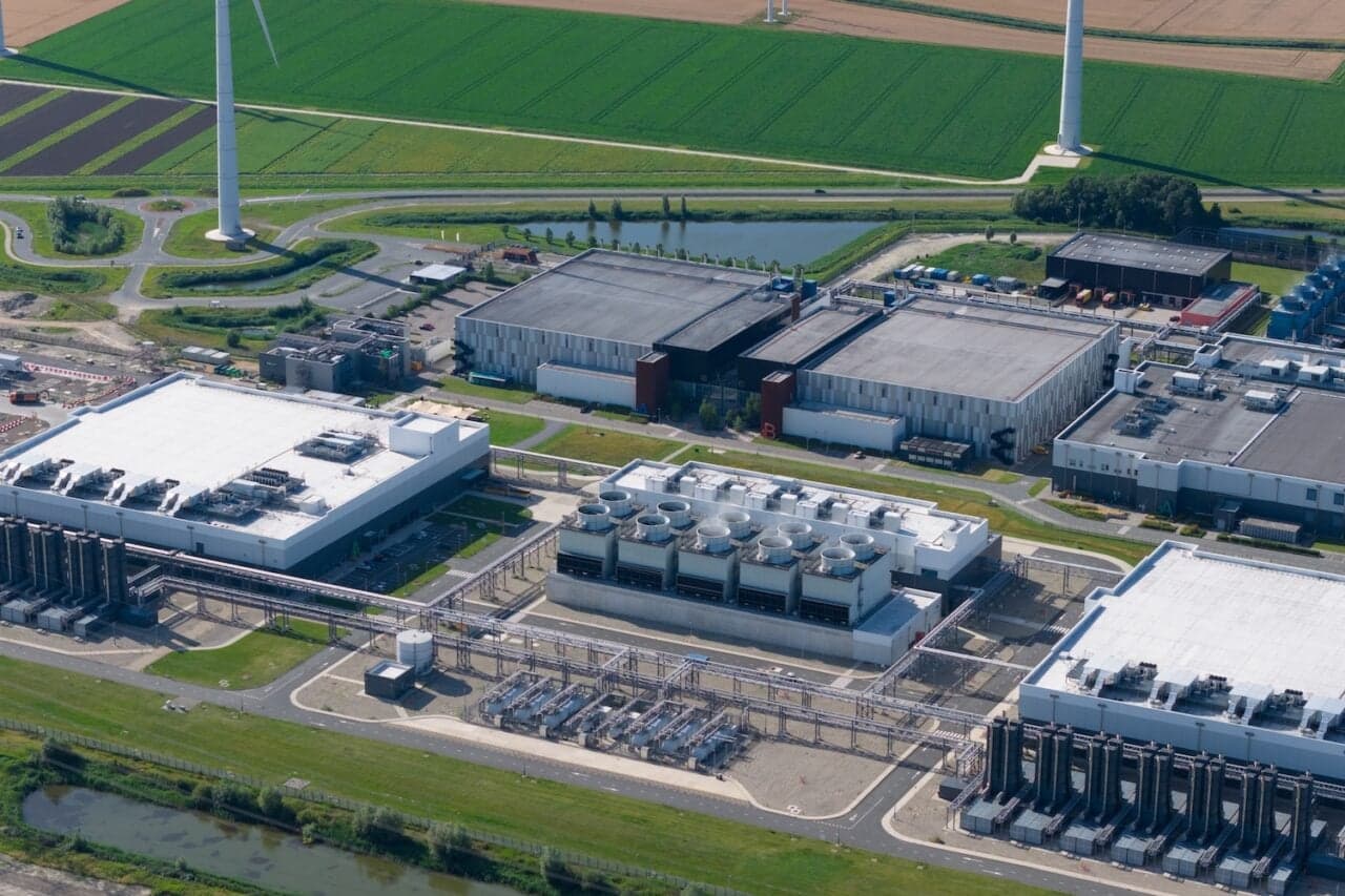 Boosting AI Adoption with Priority Grid Connection for Data Centers
