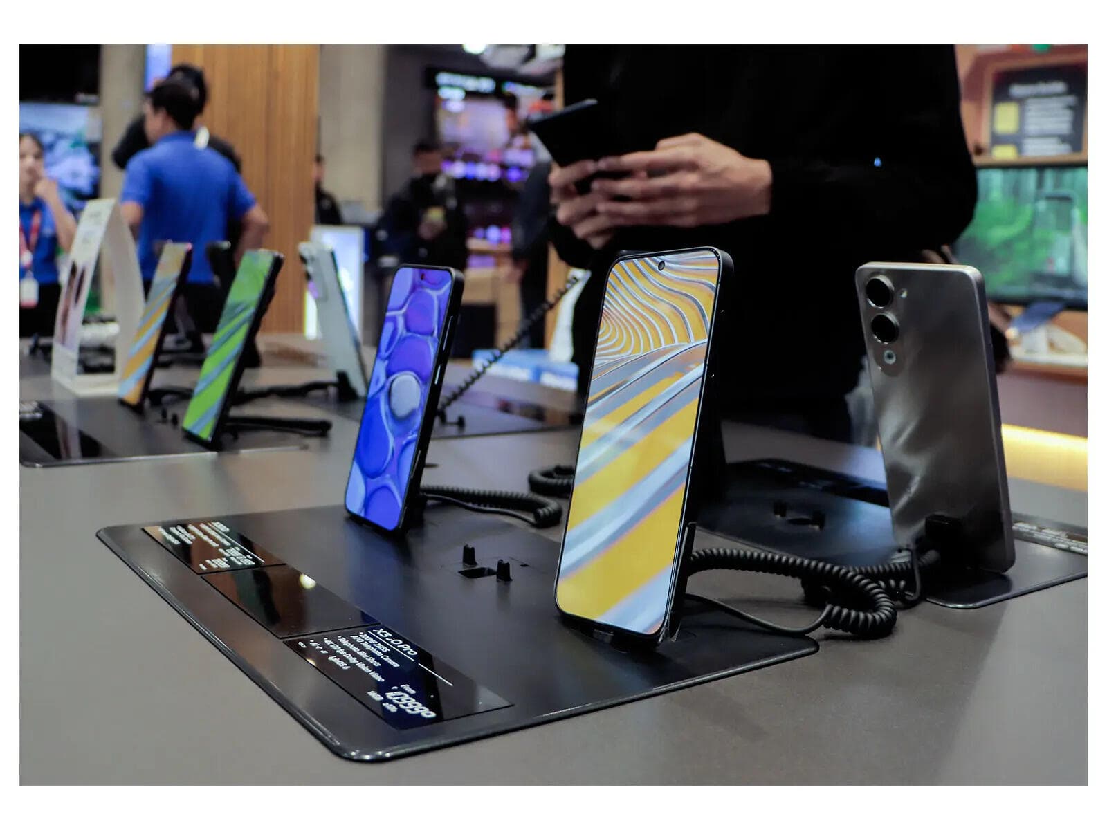 AI features influence 89% of smartphone buyers in India: Flipkart-Counterpoint study