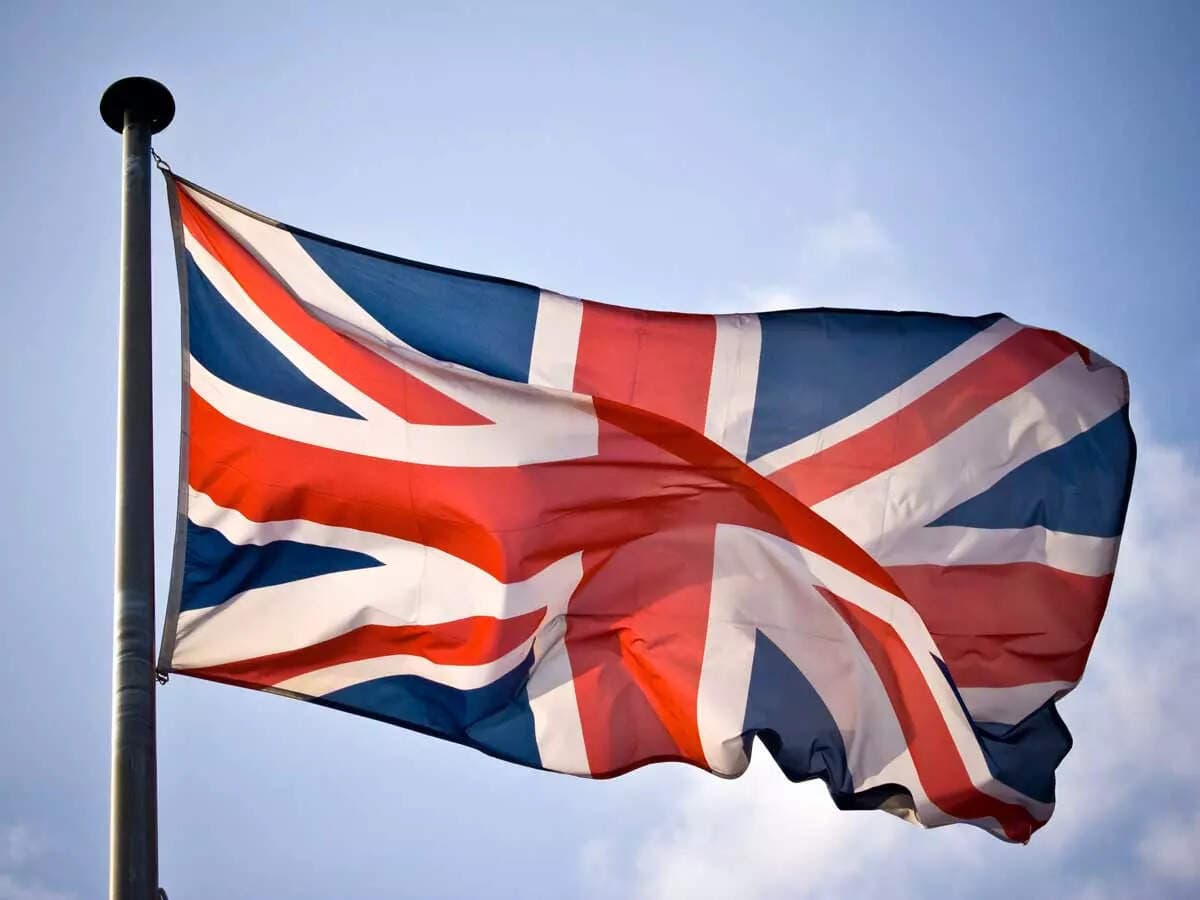 UK regulator considers opening Apple, Google app stores to rival payments