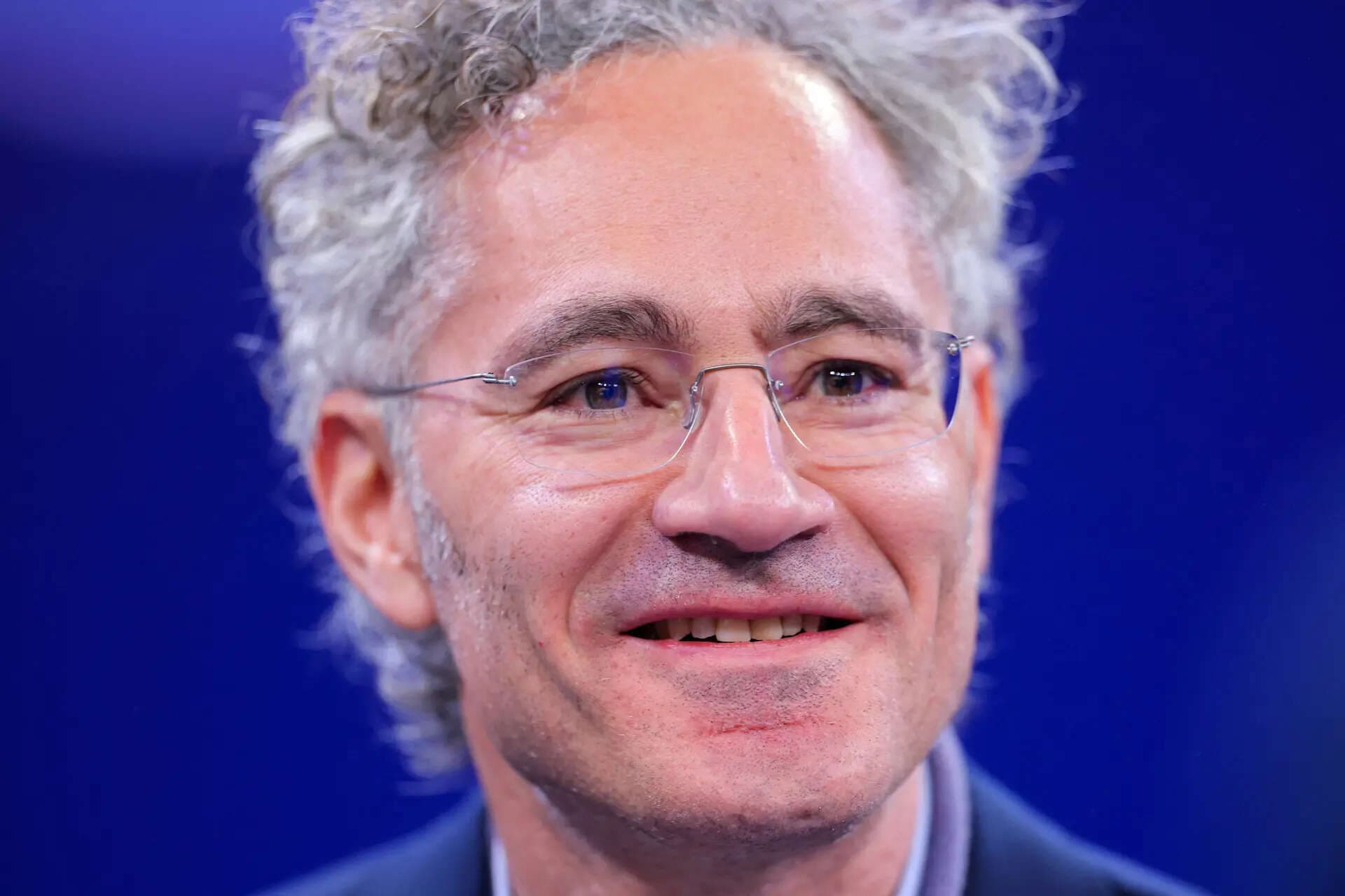 Palantir's CEO critiques AI tokenmaxxing, sparking widespread online reaction