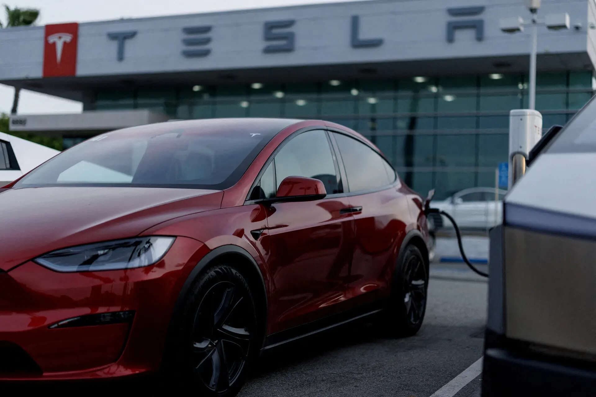 Tesla's Shift to AI: Investor Confidence is Key
