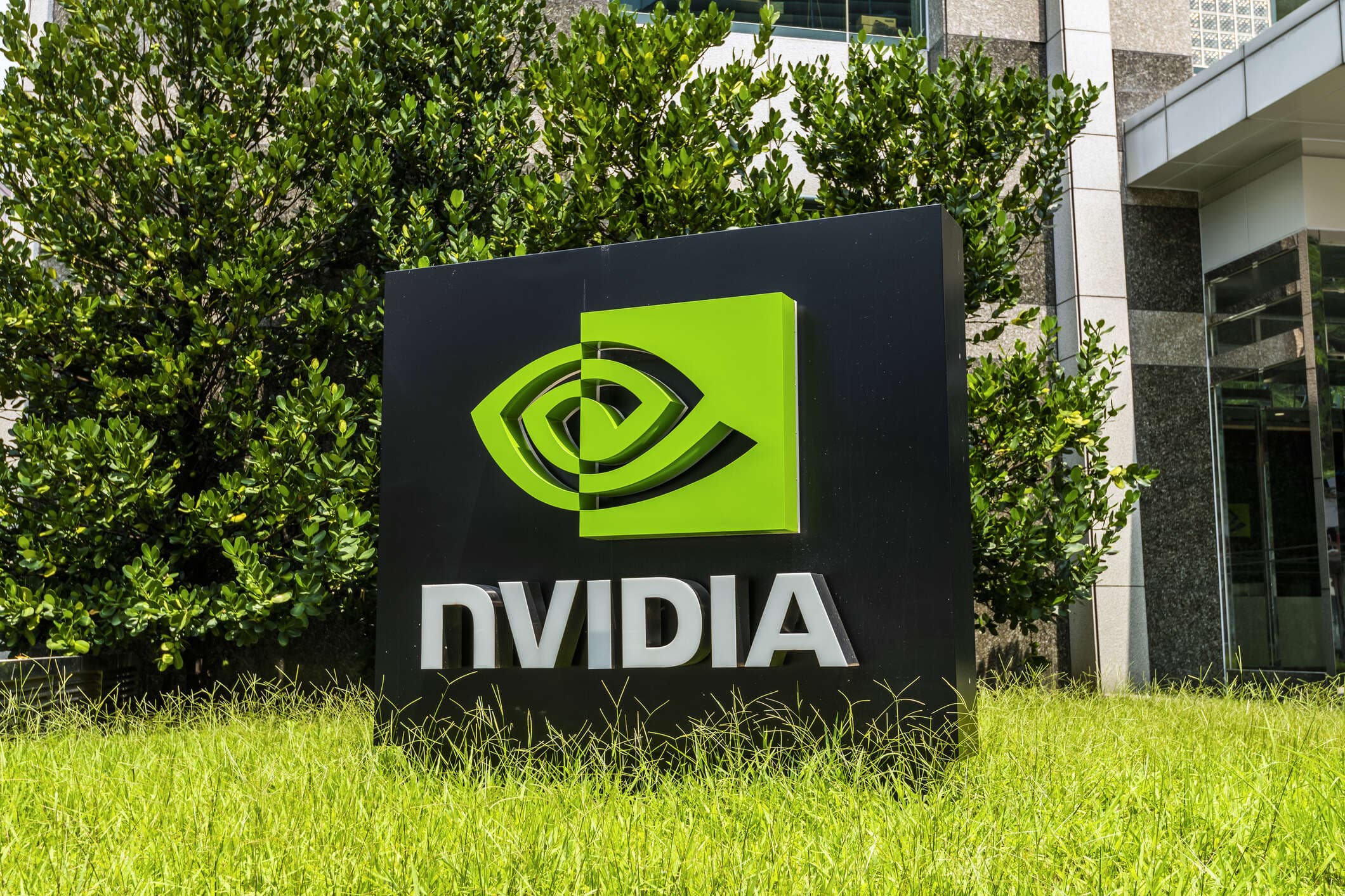 AMD Launches AI Hardware to Challenge Nvidia's Market Lead