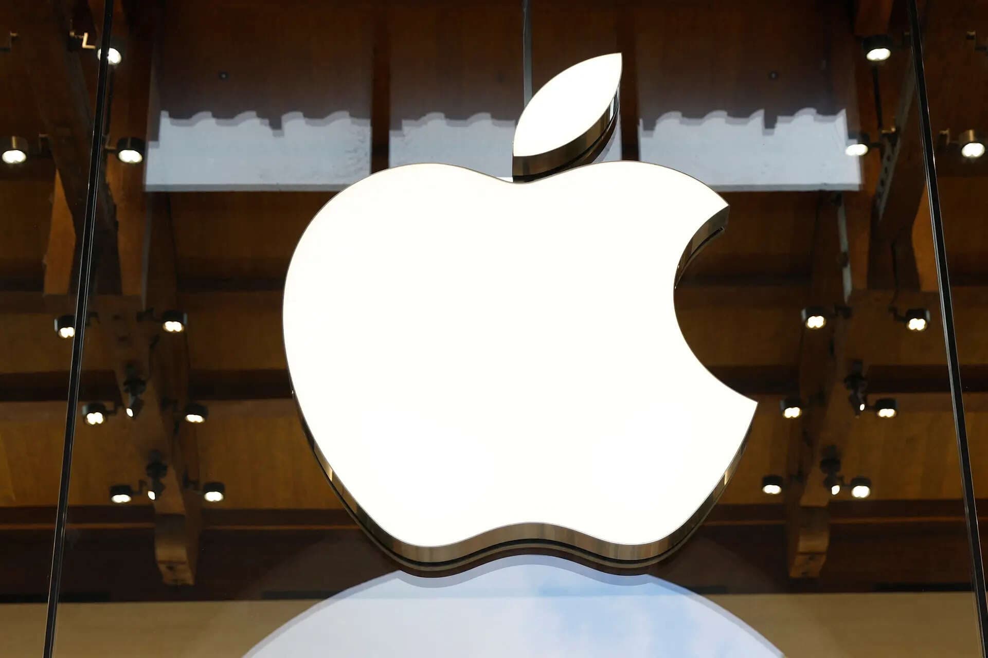 Apple Fights UK Price Controls