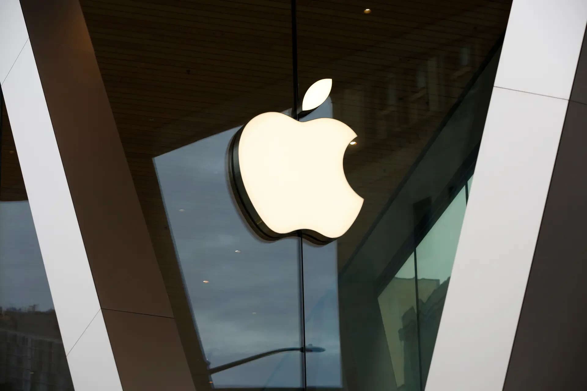 Apple Faces Russia App Dispute