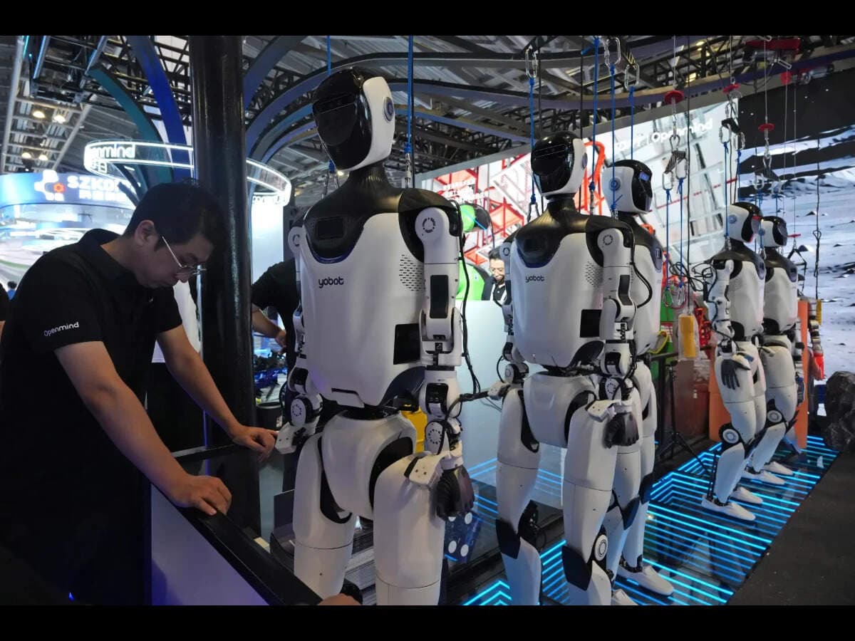 China Unveils Robot Park Police in Beijing to Maintain Order