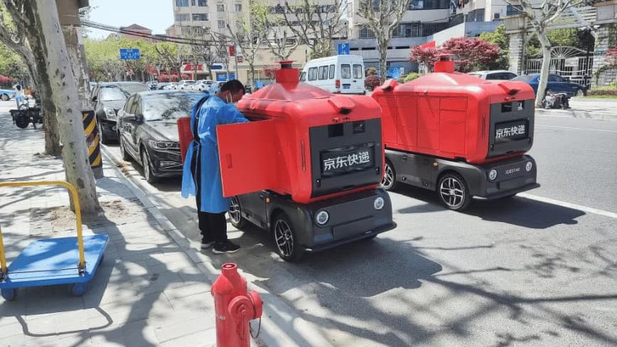JD.com plans to substitute its 700,000 delivery personnel with robots