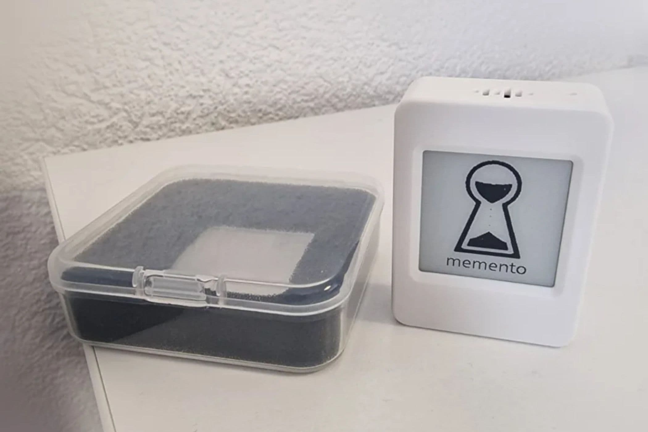 Timer-Triggered File Release: ESP32 Device Ensures Secure, Scheduled Sharing