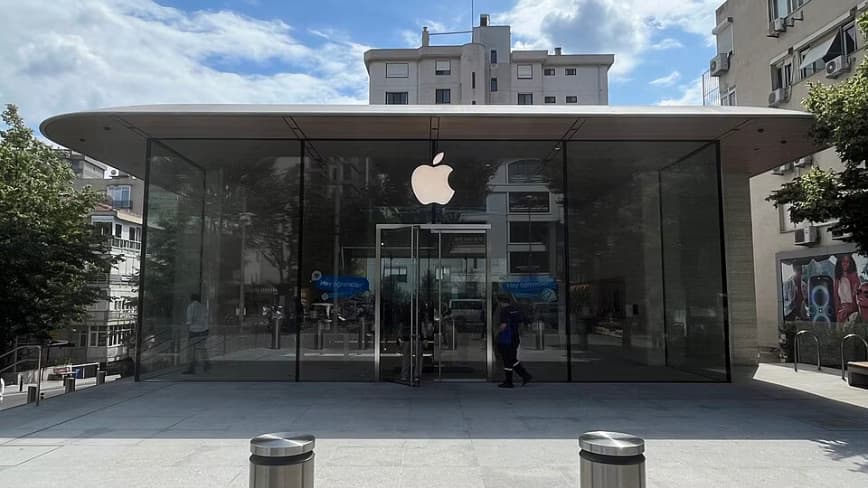 Apple targets the $200 billion eyewear market after dominating mid-tier watches.