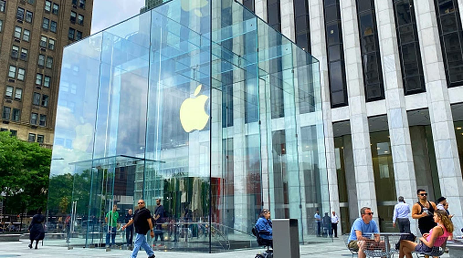 Trump announces Apple and Intel partnership for US chip production