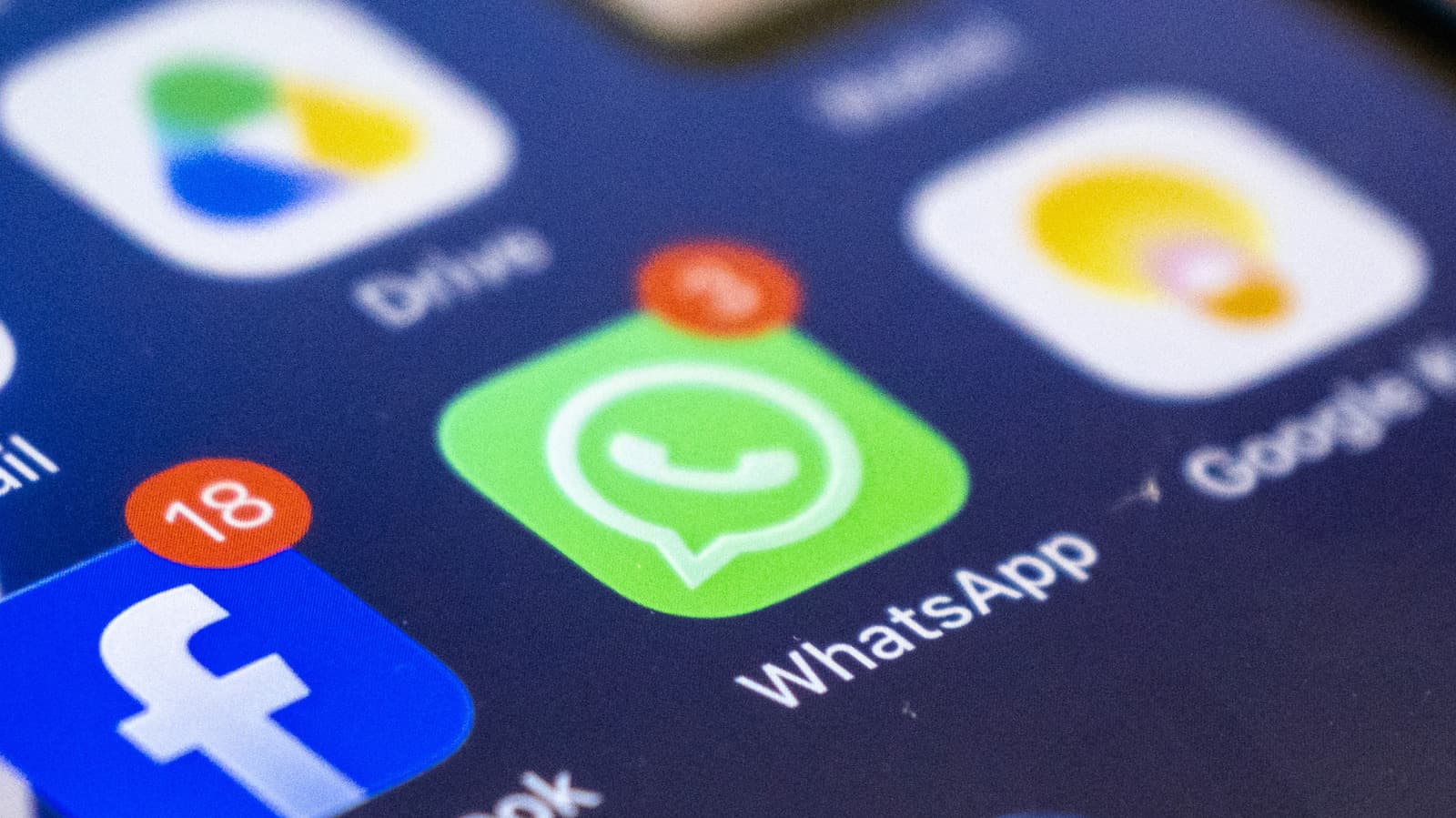 WhatsApp is testing read-once disappearing messages
